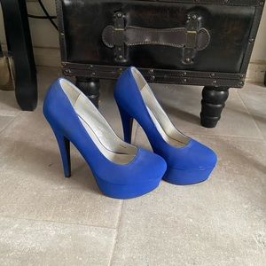 Charlotte Russe nubuck bright blue size 6. Pictures show light wear